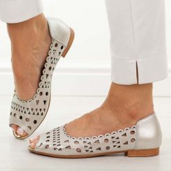 Złote skórzane sandały damskie M.Daszyński Ol28-2. Żółte sandały M.Daszyński, bez wzorów, z jeansu, biznesowe, bez obcasa, na płaskiej podeszwie, bez zapięcia. W wyprzedaży za 197.10 zł.