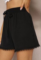 Czarne Szorty High Waist z Wiskozą i Bawełną Ozdobione Koronką i Gumką w Pasie Tadea. Czarne szorty Renee, bez wzorów, z bawełny, eleganckie. W wyprzedaży za 15.99 zł.