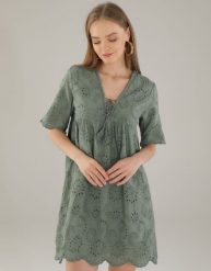 AŻUROWA SUKIENKA MINI. Sukienki Unisono, l, z aplikacjami, z bawełny, bez kołnierzyka, bez ramiączek, mini, rozkloszowane. Za 179.00 zł.