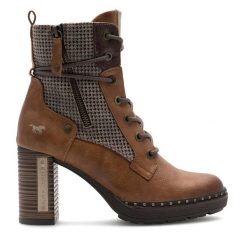 Botki Mustang. Brązowe botki Mustang, bez wzorów, bez obcasa, na słupku, bez zapięcia. Za 279.99 zł.