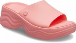 Klapki Dla Dorosłych Crocs Skyline Slide. Czerwone klapki Crocs, bez wzorów, z materiału, bez obcasa, bez zapięcia. Za 197.99 zł.