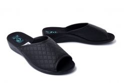 ADANEX 28811 SIK1YD czarny, klapki damskie. Czarne klapki Adanex, bez wzorów, bez obcasa, bez zapięcia. Za 74.99 zł.