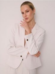 Klasyczny żakiet zapinany na guzik - kremowy. Białe marynarki i żakiety Sinsay, l, bez wzorów, klasyczne, bez ramiączek. Za 69.99 zł.