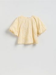 Bluzka z kwiatowym motywem - jasnożółty. Żółte bluzki Reserved, l, bez wzorów, z bawełny, bez kołnierzyka, bez ramiączek. Za 149.99 zł.