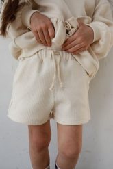 MINI spodenki dresowe z dzianiny waflowej w kolorze BRIGHT BEIGE - JELLY-116-122 (6-7). Brązowe szorty Marsala, bez wzorów, z bawełny. W wyprzedaży za 53.96 zł.