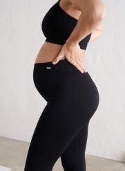 Damskie legginsy ciążowe prążkowane bezszwowe czarne. Czarne legginsy AIM'N, bez wzorów, z elastanu. Za 152.40 zł.