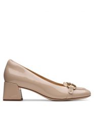 Clarks Czółenka Nyta45 Court 26181319 Beżowy. Brązowe czółenka Clarks, bez wzorów, z lakierowanej skóry, bez obcasa, bez zapięcia. Za 429.99 zł.