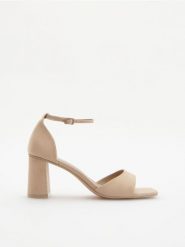 Sandały na słupku - beżowy. Brązowe sandały Reserved, bez wzorów, bez obcasa, na słupku, bez zapięcia. W wyprzedaży za 79.99 zł.