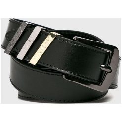 Armani Exchange - Pasek skórzany. Czarne paski Armani Exchange, w paski, z materiału. W wyprzedaży za 199.90 zł.