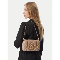Torebka LOVE MOSCHINO. Brązowe kopertówki Love Moschino, bez wzorów, wizytowe, bez dodatków. Za 789.99 zł.