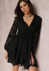 Czarna Sukienka Maerista. Czarne sukienki Renee, s, bez wzorów, z materiału, bez kołnierzyka, bez ramiączek, mini, kopertowe. W wyprzedaży za 127.99 zł.