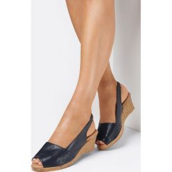 Niebieskie Sandały Nilpy. Niebieskie sandały Born2be, z aplikacjami, ze skóry, boho, bez obcasa, na koturnie, bez zapięcia. W wyprzedaży za 69.99 zł.