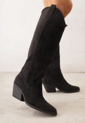 Czarne Kozaki Kowbojki na Stożku z Gładką Cholewką z Imitacji Zamszu Halille. Czarne kozaki Renee, bez wzorów, z materiału, z otwartym noskiem, bez obcasa, na obcasie, bez zapięcia. Za 199.99 zł.