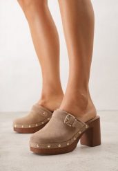 Ciemnobeżowe Klapki na Słupku w Stylu Chodaków z Klamrami i Nitami Semelaia. Brązowe klapki Renee, z aplikacjami, boho, bez obcasa, na obcasie, bez zapięcia. Za 149.99 zł.