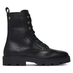 Trzewiki Tommy Hilfiger. Czarne botki Tommy Hilfiger, bez wzorów, bez obcasa, na płaskiej podeszwie, bez zapięcia. Za 849.99 zł.