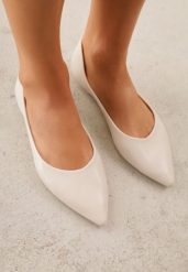 Jasnobeżowe Eleganckie Eleganckie Balerinki z Noskiem w Szpic Abssis. Brązowe baleriny Born2be, bez wzorów, z jeansu, biznesowe, bez obcasa, bez zapięcia. Za 59.99 zł.