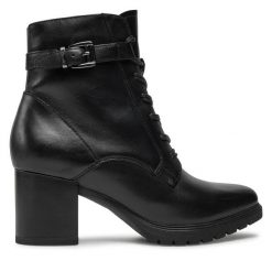 Botki Tamaris. Czarne botki Tamaris, bez wzorów, bez obcasa, na słupku, bez zapięcia. Za 299.99 zł.
