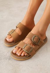 Ciemnobrązowe Klapki VICES z Dwoma Paskami i Metalicznymi Klamrami Kaliniassi. Brązowe klapki Born2be, z aplikacjami, z materiału, z otwartym noskiem, bez obcasa, na płaskiej podeszwie, bez zapięcia. Za 99.99 zł.