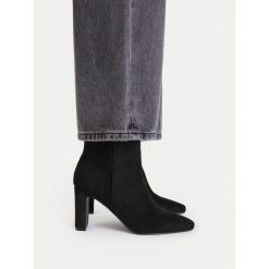 Botki JENNY. Czarne botki Jenny, bez wzorów, bez obcasa, na słupku, bez zapięcia. Za 179.99 zł.