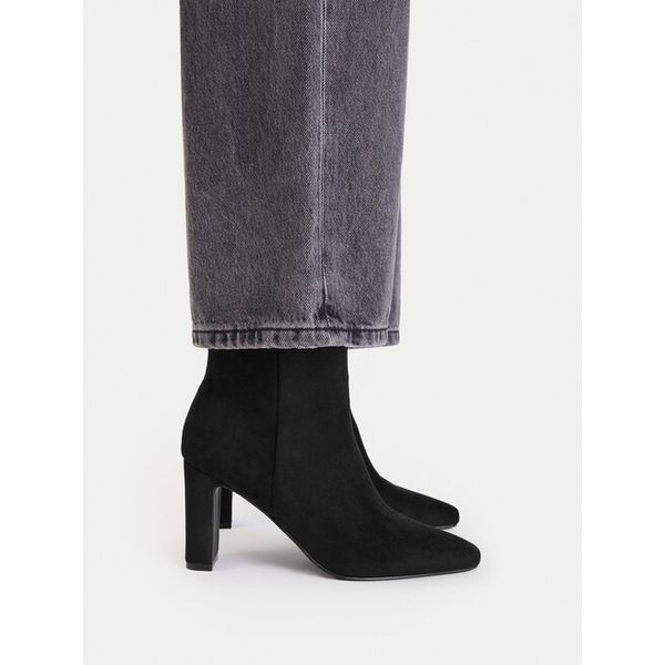 Botki JENNY. Czarne botki Jenny, bez wzorów, bez obcasa, na słupku, bez zapięcia. Za 179.99 zł.