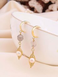 Pierres de Jade Pozłacane kolczyki-wkrętki z perłami i ametystami rozmiar: onesize. Białe kolczyki Pierres de Jade, z ametystem, pozłacane. Za 43.99 zł.