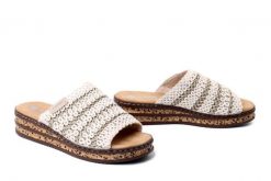 RIEKER 629X8-60 beige, klapki damskie. Brązowe klapki Rieker, bez wzorów, bez obcasa, bez zapięcia. Za 255.92 zł.