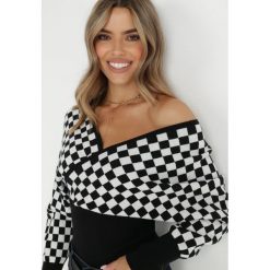 Czarny Sweter Kopertowy w Szachownicę Mumata. Czarne swetry Born2be, na jesień, m, bez wzorów, klasyczne, bez ramiączek. W wyprzedaży za 83.99 zł.