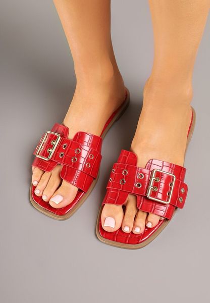 Czerwone Klapki Ozdobione Paskiem z Klamrą i Nitami Novira. Czerwone klapki Born2be, bez wzorów, klasyczne, bez obcasa, na płaskiej podeszwie, bez zapięcia. Za 69.99 zł.