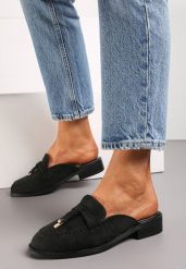 Czarne Klapki z Ekozamszu z Metalową Zawieszką i Ozdobnym Paskiem Quilra. Czarne klapki Renee, z aplikacjami, eleganckie, bez obcasa, na płaskiej podeszwie, bez zapięcia. W wyprzedaży za 89.99 zł.