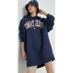Tommy Jeans sukienka kolor granatowy mini oversize. Niebieskie sukienki Tommy Jeans, m, z aplikacjami, z bawełny, bez kołnierzyka, bez ramiączek, mini, oversize. W wyprzedaży za 359.99 zł.