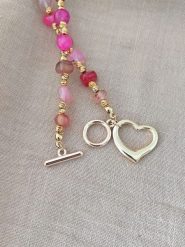 Nakkash Pozłacany naszyjnik z agatami - dł. 45 cm rozmiar: onesize. Różowe naszyjniki Nakkash, z materiału, z agatem, pozłacane. Za 43.99 zł.