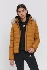Tommy Jeans Kurtka puchowa DW0DW08588.4890 damska kolor żółty zimowa. Brązowe kurtki Tommy Jeans, na zimę, s, bez wzorów, z futra, z kapturem. W wyprzedaży za 324.99 zł.