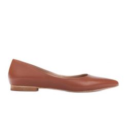Marco Shoes Subtelne balerinki brązowe. Brązowe baleriny bez wzorów, z zamszu, klasyczne, ze szpiczastym noskiem, bez obcasa, na płaskiej podeszwie, bez zapięcia. W wyprzedaży za 359.00 zł.