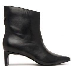 Botki Guess. Czarne botki Guess, z aplikacjami, bez obcasa, na słupku, bez zapięcia. Za 764.99 zł.