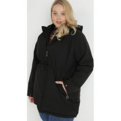 Czarna Kurtka Parka Hiza. Czarne kurtki Born2be, plus size, bez wzorów, z materiału, eleganckie, bez kaptura. W wyprzedaży za 224.99 zł.