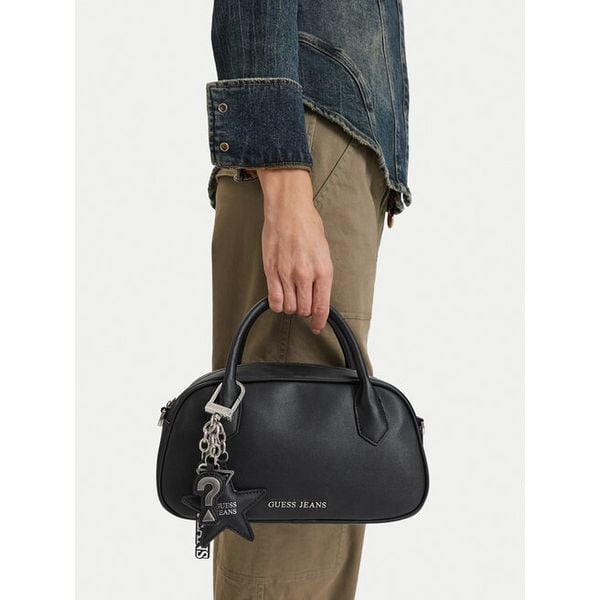 Torebka Guess Jeans. Czarne torebki klasyczne Guess Jeans, z aplikacjami, z jeansu, klasyczne, bez dodatków. Za 249.99 zł.