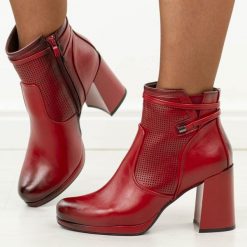 Czerwone botki damskie na słupku Jezzi Faf125B-2. Czerwone botki Jezzi, bez wzorów, z dzianiny, eleganckie, bez obcasa, na obcasie, bez zapięcia. Za 299.00 zł.