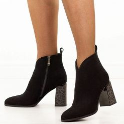 Czarne zamszowe skórzane botki damskie na słupku Giano Fabiani 9210. Czarne botki Gino Fabiani, bez wzorów, ze skóry, eleganckie, bez obcasa, na słupku, bez zapięcia. Za 399.00 zł.