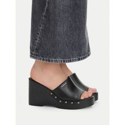 Klapki G-Star. Czarne klapki G-Star, bez wzorów, retro, bez obcasa, bez zapięcia. Za 259.99 zł.