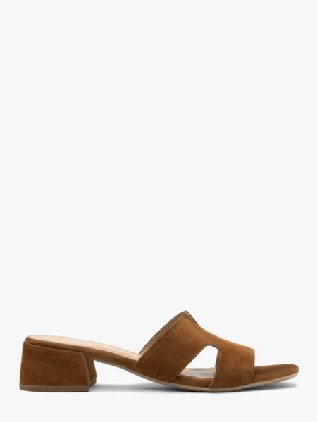 Jasnobrązowe klapki damskie na niewielkim obcasie. Brązowe klapki Ryłko, bez wzorów, ze skóry, eleganckie, bez obcasa, bez zapięcia. W wyprzedaży za 229.99 zł.