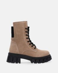 BEŻOWE WORKERY Z NUBUKU GSZ23-719 BEIG N. Brązowe botki Venezia, bez wzorów, z nubiku, bez obcasa, bez zapięcia. Za 399.00 zł.