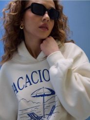 Dresowa bluza hoodie z nadrukiem "Vacaciones" - kremowy. Białe bluzy Sinsay, l, bez wzorów, z dresówki, bez ramiączek, bez kaptura. Za 49.99 zł.