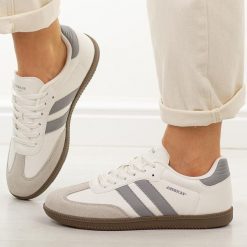 Biało szare półbuty damskie American Club RD30. Białe buty sportowe lifestyle American CLUB, na jesień, bez wzorów, z jeansu, klasyczne, z okrągłym noskiem, bez obcasa, na płaskiej podeszwie. Za 179.00 zł.