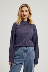 Sweter z golfem i długimi rękawami fioletowy. Fioletowe swetry MOODO, l, bez wzorów, z elastanu, bez ramiączek. W wyprzedaży za 47.99 zł.