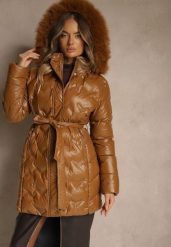 Brązowa Kurtka Pikowana z Odpinanym Futerkiem i Kapturem Ozdobiona Paskiem Olinesa. Brązowe kurtki Renee, l, bez wzorów, eleganckie. Za 239.99 zł.