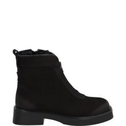 KLASYCZNE BOTKI ZE SKÓRY 10040 BLACK. Czarne botki Venezia, bez wzorów, z nubiku, klasyczne, bez obcasa, bez zapięcia. Za 259.00 zł.