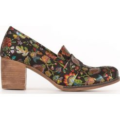 Wzorzyste półbuty na 6 cm słupku - skóra naturalna - model 250 - kolor czarne liście (41). Czarne półbuty wsuwane Zapato, na jesień, bez wzorów, z jeansu, biznesowe, bez obcasa, na obcasie. W wyprzedaży za 296.10 zł.