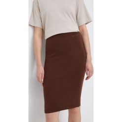 Calvin Klein spódnica wełniana kolor brązowy midi ołówkowa. Brązowe spódnice Calvin Klein, l, bez wzorów, z dzianiny, midi, dopasowane. W wyprzedaży za 429.99 zł.