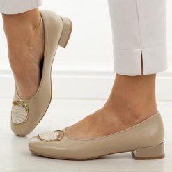 Beżowe czółenka damskie M.Daszyński Sa268-8. Brązowe czółenka M.Daszyński, na jesień, z aplikacjami, ze skóry, biznesowe, bez obcasa, na obcasie, bez zapięcia. Za 189.00 zł.