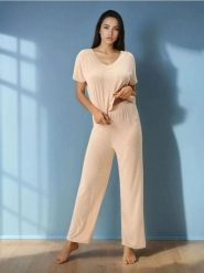 Wiskozowa piżama dwuczęściowa z prążkowanej dzianiny - kremowy. Białe piżamy Sinsay, l, bez wzorów, z dzianiny, bez kołnierzyka, bez ramiączek. Za 59.99 zł.